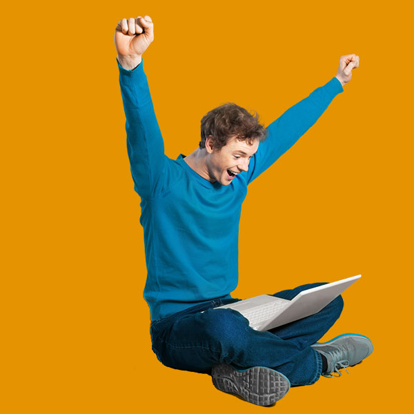 ragazzo che trova la risposta al suo problema leggendo i testi del sito