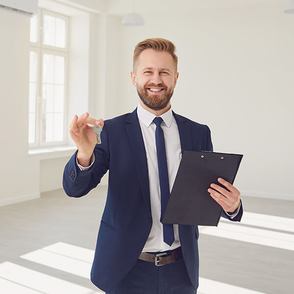 agente immobiliare contento del suo sito internet perché ha portato nuovi clienti in agenzia