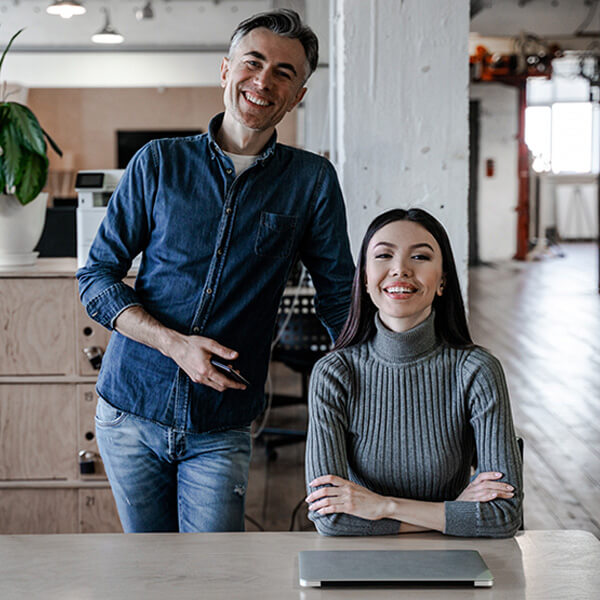 coppia di giovani sposi che hanno comprato una casa in vendita sul sito dell'agenzia immobiliare