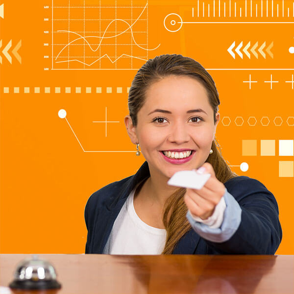 concierge che consegna la chiave elettronica della stanza ai viaggiatori che sono appena arrivati