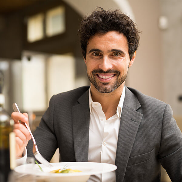 cliente soddisfatto del menu del ristorante che ha scelto dopo aver consultato il sito web del locale