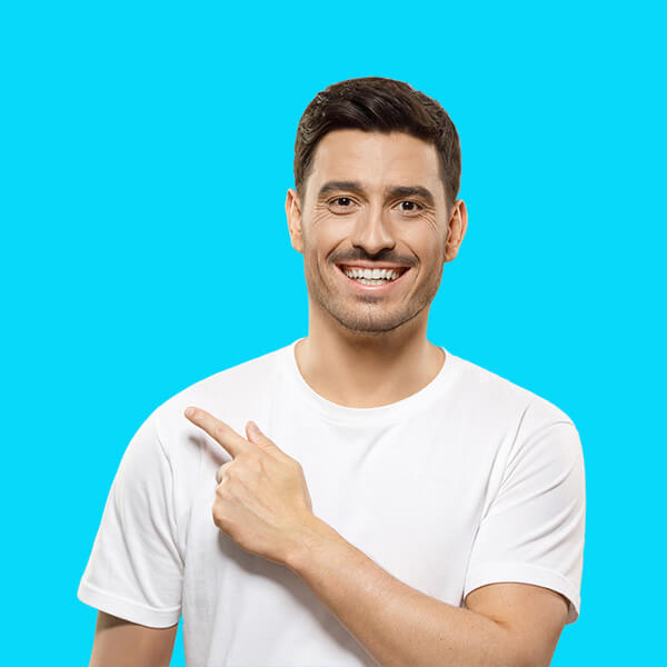 ragazzo che mostra il pulsante per andare sulla pagina dei contatti di mediaware, web agency a genova