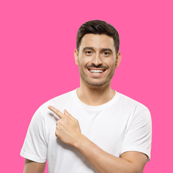 ragazzo che indica il pulsante da cliccare per accedere alla pagina dei contatti di mediaware, agenzia web a imperia specializzata in realizzazione siti internet