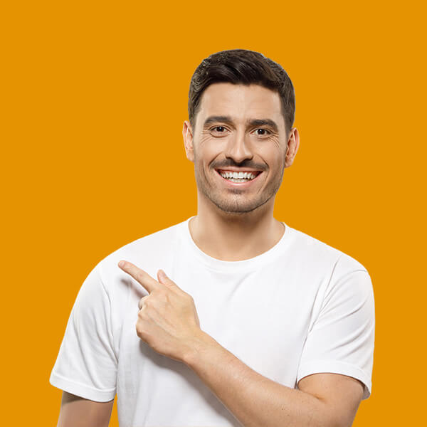 ragazzo che indica il pulsante da cliccare per accedere alla pagina dei contatti di mediaware, agenzia web a la spezia specializzata in realizzazione siti internet