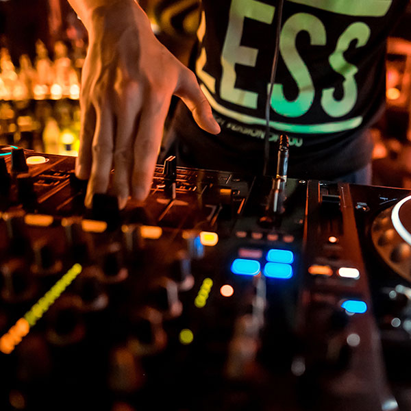 deejay che suona i dischi alla consolle