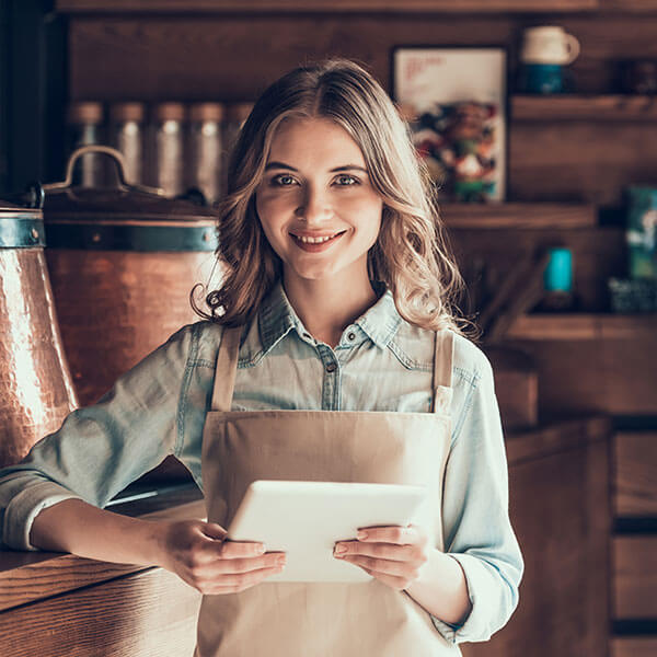 titolare di ristorante contenta del suo sito internet perché ha portato clienti ai tavoli