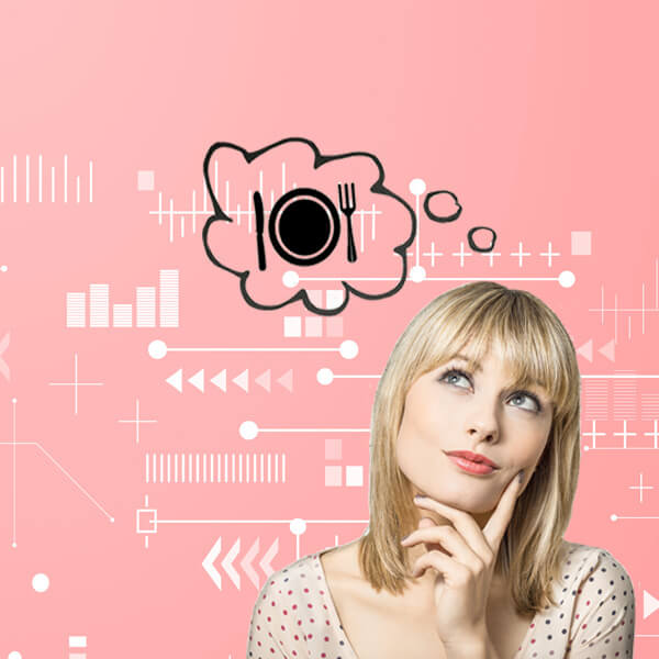 giovane donna che vuole prenotare un tavolo tramite il sito web del ristorante