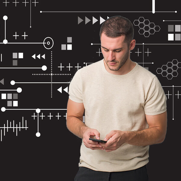 ragazzo che sta usando lo smartphone per cercare una discoteca su internet per andare a ballare con gli amici