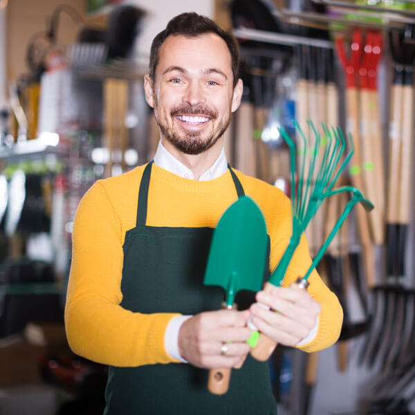 imprenditore soddisfatto del sito internet aziendale perché ha portato clienti nel suo negozio di giardinaggio