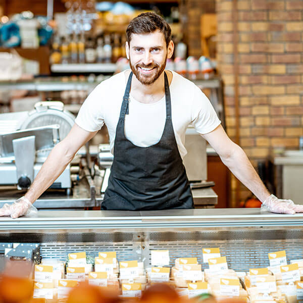 imprenditore contento del sito internet aziendale perché ha portato nuovi clienti nel suo negozio