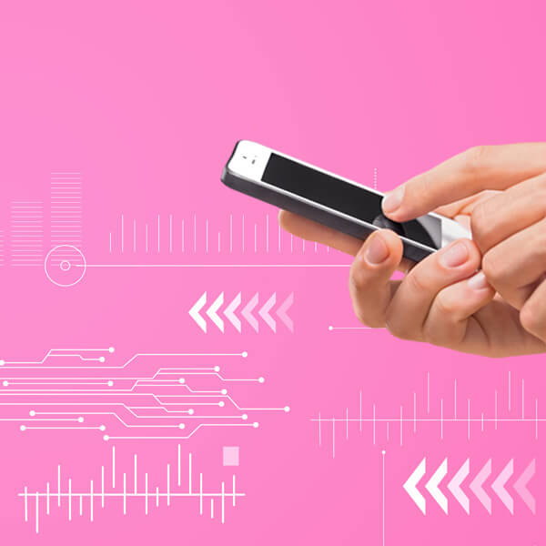 utente che cerca un'agenzia immobiliare da smartphone e trova il sito internet