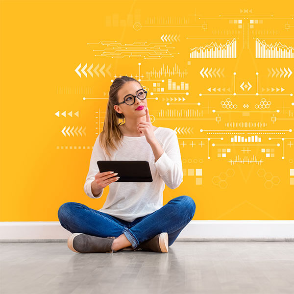 ragazza che ha bisogno di risolvere un problema e sta cercando su google il sito giusto per ottenere una soluzione