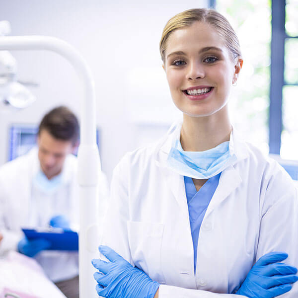 assistente alla poltrona che lavora in una clinica dentistica
