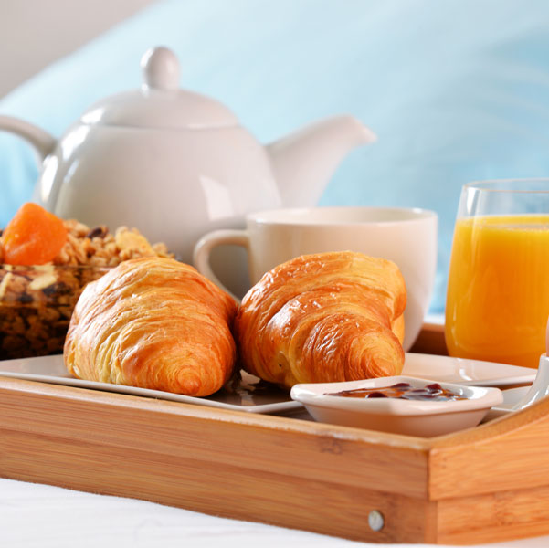 brioches, cappuccino e spremuta della prima colazione servita nel bed & breakfast