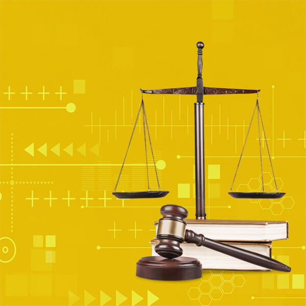 bilancia della giustizia, codici e martelletto da giudice