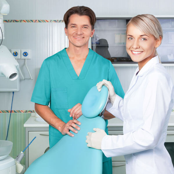 dentista con la sua assistente alla poltrona